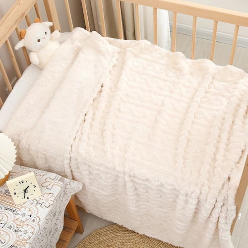 Couverture bebe blanche moelleuse et douce pour le lit de bébé