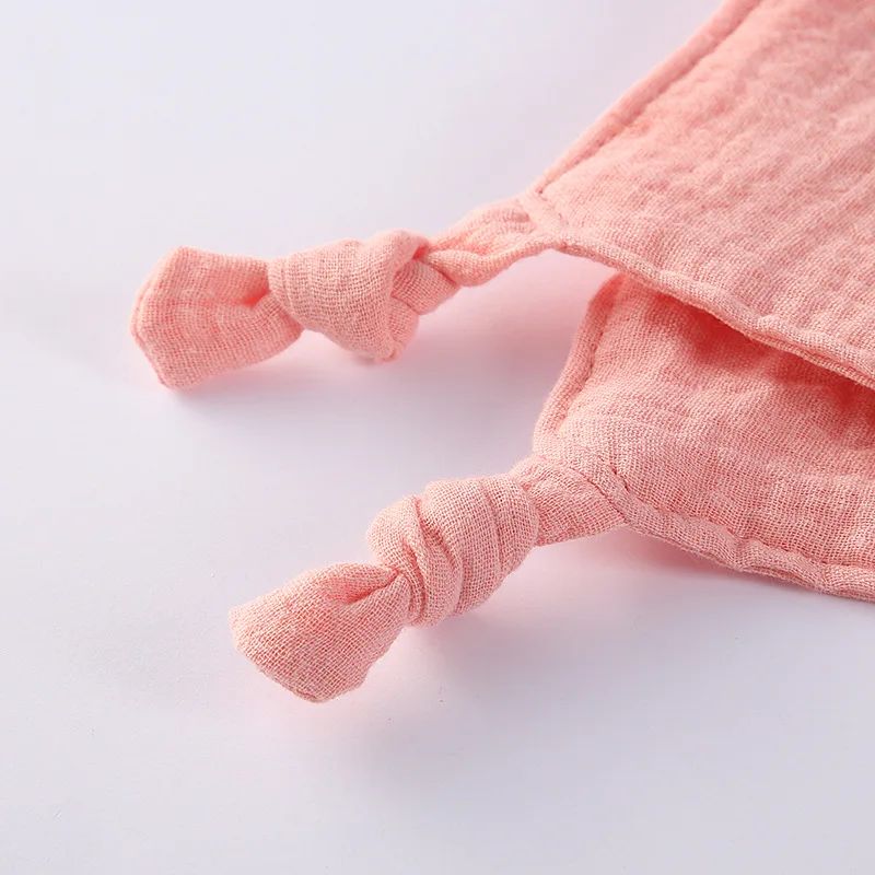 les belle detail de doudou lapin qui donne une touche tendre et ludique