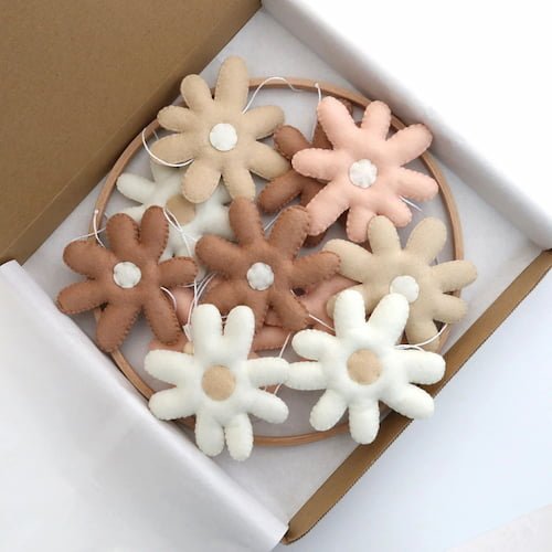mobile bebe pour lit avec fleurs en feutre rose, beige, blanc et marron