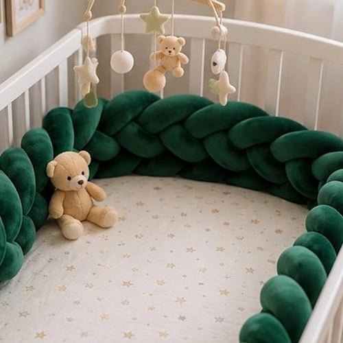 Tresse de lit vert foncé formant un cocon autour du berceau de bébé