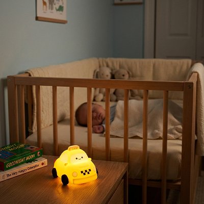 veilleuse bebe taxi illumine delicatement la chambre pour nuits calmes et rassurantes