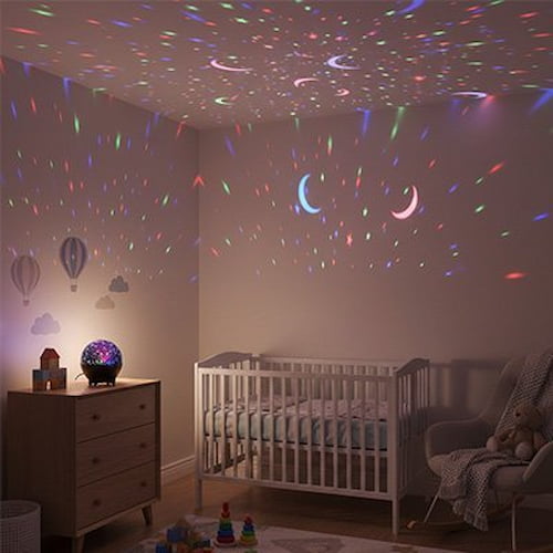 Veilleuse projection créant un ciel étoilé coloré au-dessus du lit pour une ambiance relaxante