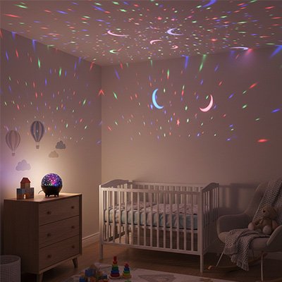 Veilleuse projection créant un ciel étoilé coloré au-dessus du lit pour une ambiance relaxante
