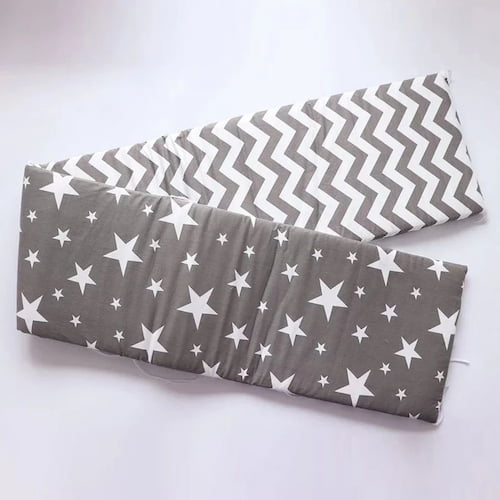 Gros plan tour de lit bébé complet motif etoiles blanches et tissu raye