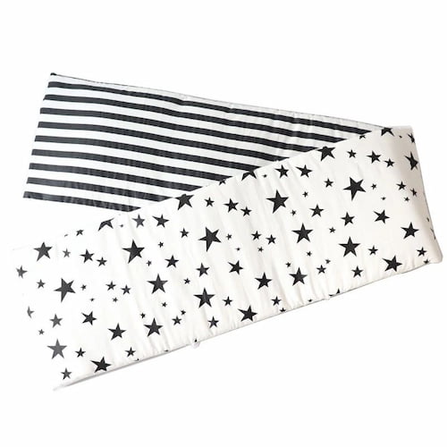 Tour de lit bébé complet motif etoiles noires presente a plat