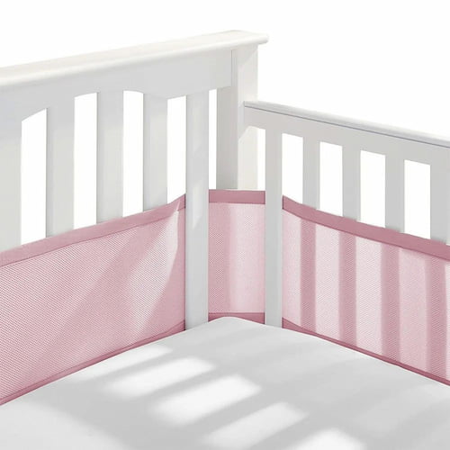 Tour-de-lit-respirant-rose-en-gros-plan-sur-le-lit-blanc-de-bebe
