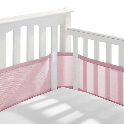 Tour-de-lit-respirant-rose-en-gros-plan-sur-le-lit-blanc-de-bebe