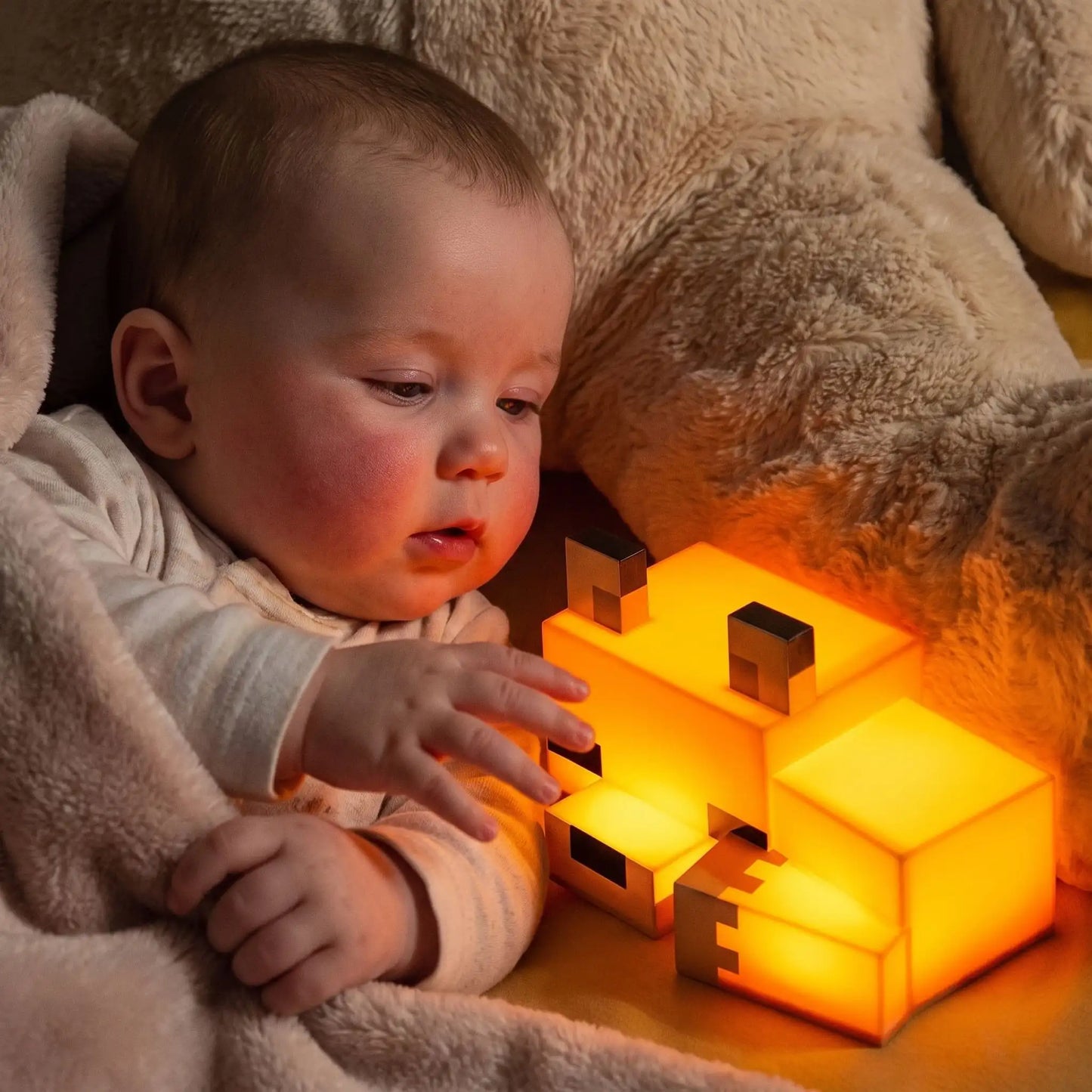 Bébé découvre une renard veilleuse lumineuse près de son lit avant son dodo