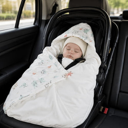 Bébé dort confortablement dans son siege auto enveloppé d'un nid d ange siege auto