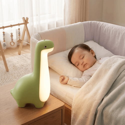 bebe dort paisiblement dans sa chambre a cote d une bebe veilleuse dinosaure