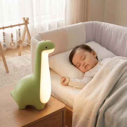 bebe dort paisiblement dans sa chambre a cote d une bebe veilleuse dinosaure