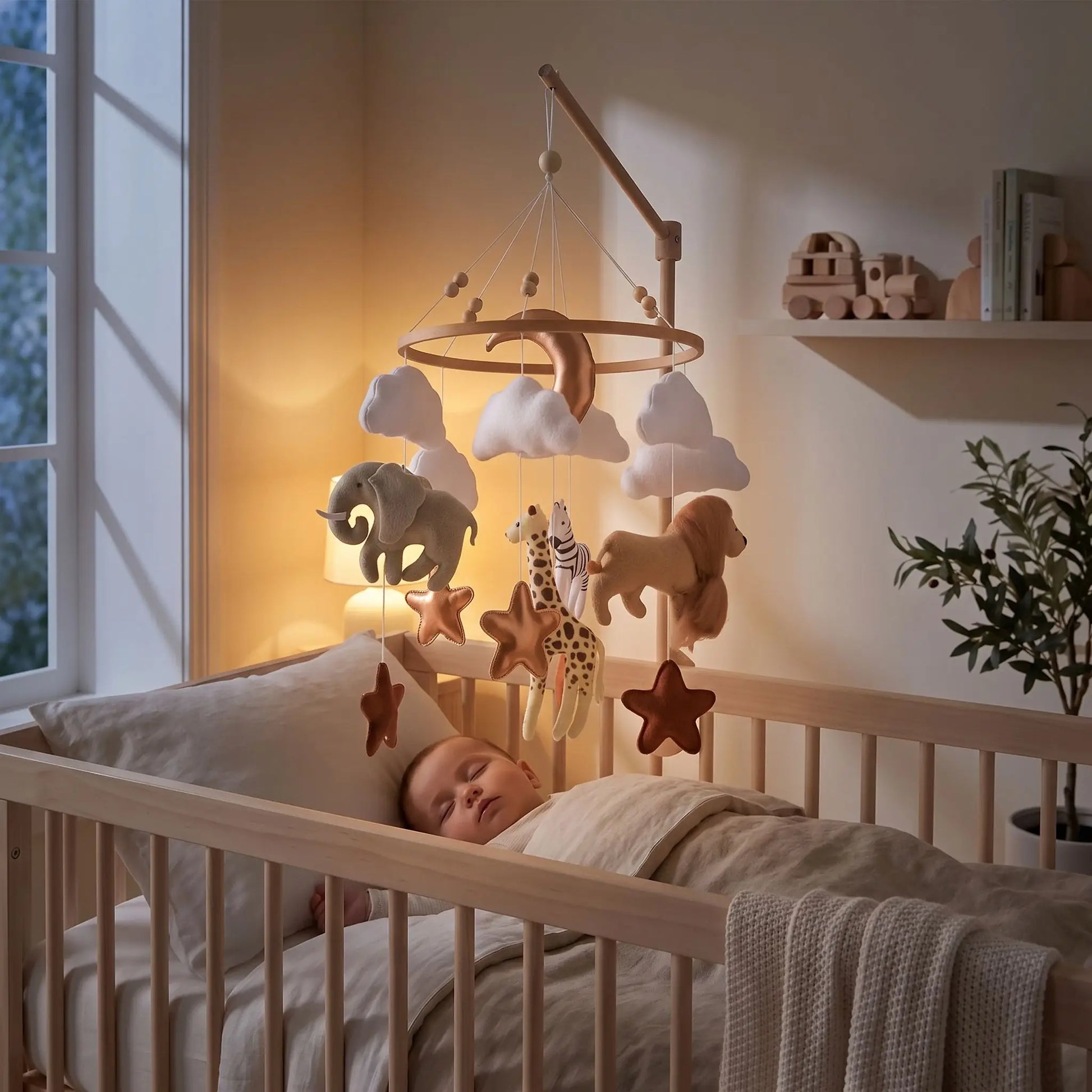 Bébé dort paisiblement dans son lit avec un mobile bébé animaux de la savane dans la nuit