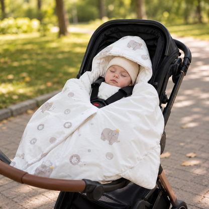 Bébé dort paisiblement dans une poussette protégé par un nid d ange siege auto au motif éléphant gris