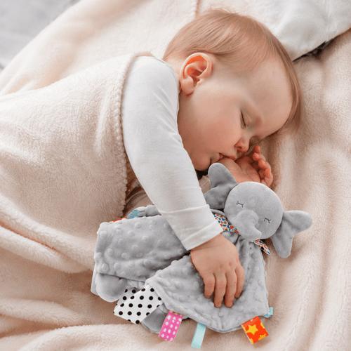 bebe endormi serre doudou elephant gris sous couverture douce et confortable