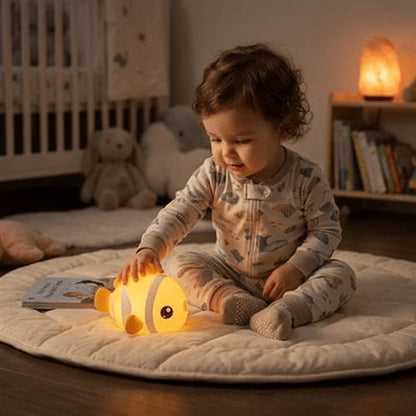 bebe jouant avec une veilleuse led en forme de poisson diffusant une lumiere douce et chaleureuse dans sa chambre