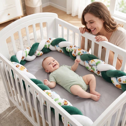 Bébé joue dans son lit avec une tresse de lit bébé verte et blanche