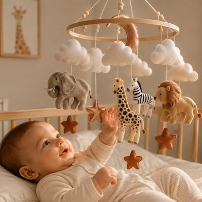 Bébé joue dans son lit et observe un mobile bébé avec des animaux de la savane suspendus
