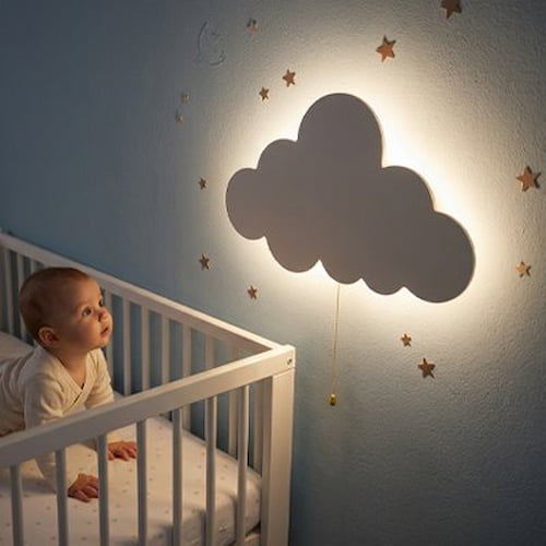 Bébé observe une veilleuse murale nuage illuminant doucement sa chambre