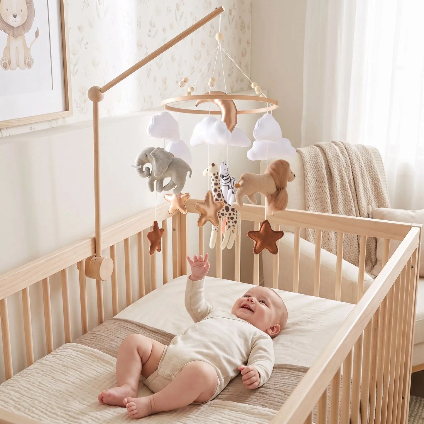 Bébé souriant dans son lit avec un mobile bébé animaux de la savane au-dessus de lui