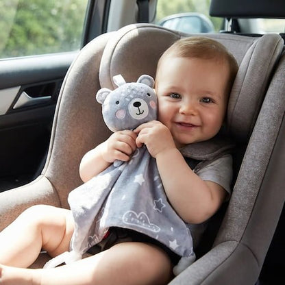 bebe souriant dans un siege auto tenant un doudou bebe garcon ours gris pour un trajet confortable