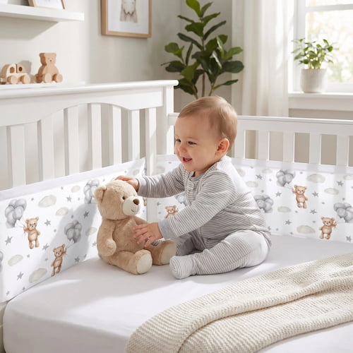 bebe souriant joue avec un ours en peluche dans un lit equipe d'un tour de lit respirant motif ours
