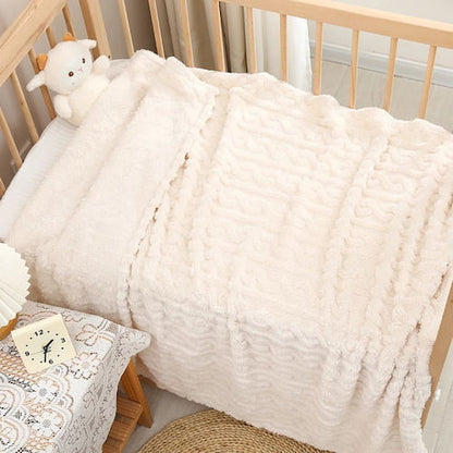 Couverture bebe blanche moelleuse et douce pour le lit de bébé