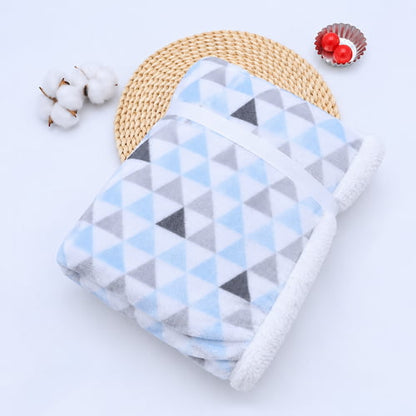 Couverture bébé bleue à motifs géométriques douce et moelleuse avec une bordure blanche