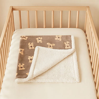 couverture bebe brun motif ours pliee