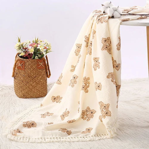 Couverture bébé douce à motifs ours dépliée avec bordures à franges décoratives