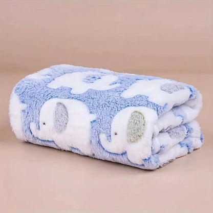 Couverture bébé polaire bleue à motifs d’éléphants pliée et présentée en gros plan