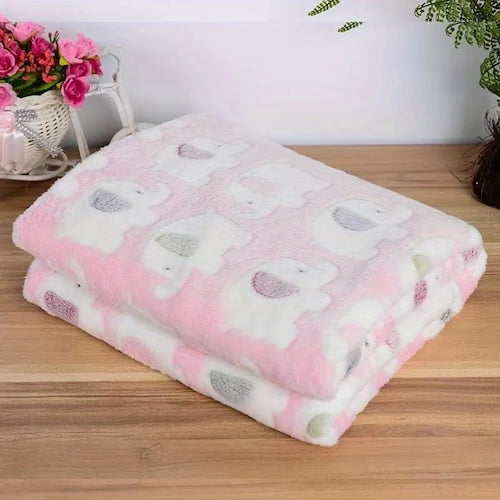 Couverture bébé polaire rose douce à motifs d’éléphants pliée et présentée sur une table