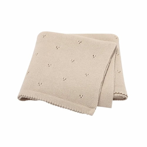 couverture bebe tricot beige pliee avec une finition delicat et de petits motifs ajoures