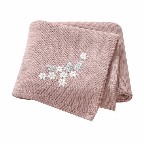 Couverture tricot pour bebe rose à motif fleuri, mettant en valeur ses mailles douces et ses jolies fleurs brodées