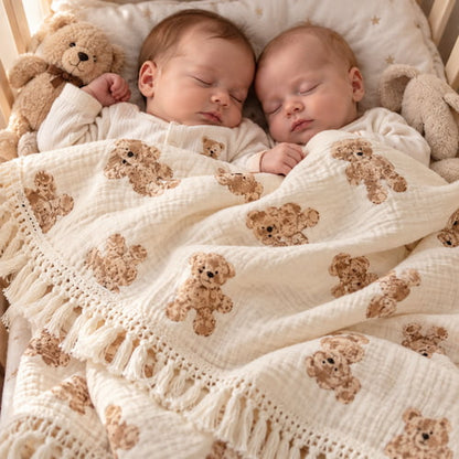 Deux jumeaux dorment paisiblement sous une couverture bébé douce à motifs ours et bordures à franges