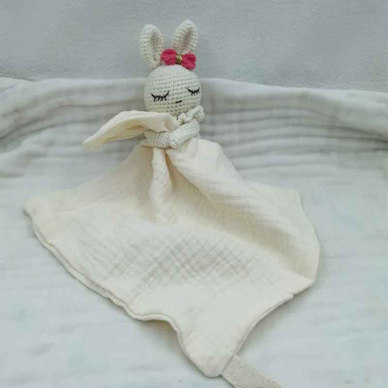 doudou bébé blanc en crochet avec lange en gaze de coton ecru doux