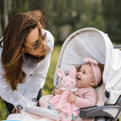 doudou bébé fille est attaché a la poussette ideal pour toutes les sorties des promenades