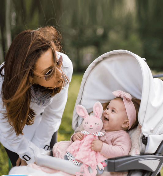 doudou bébé fille est attaché a la poussette ideal pour toutes les sorties des promenades