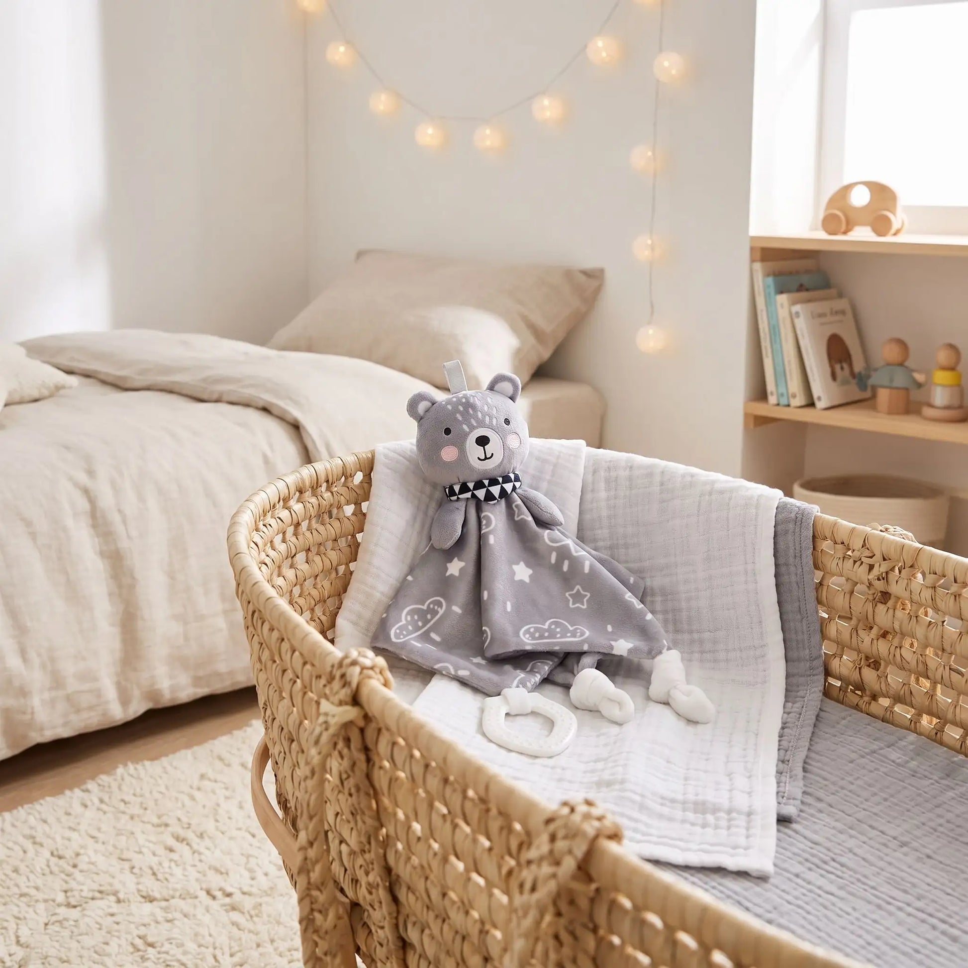 doudou ours gris pose dans un berceau avec couverture douce parfait comme cadeau de naissance pour bebe