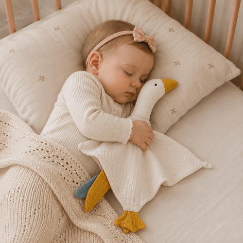 fillette dort paisiblement en serrant un doudou oie blanc dans son lit pour un sommeil doux et rassurant