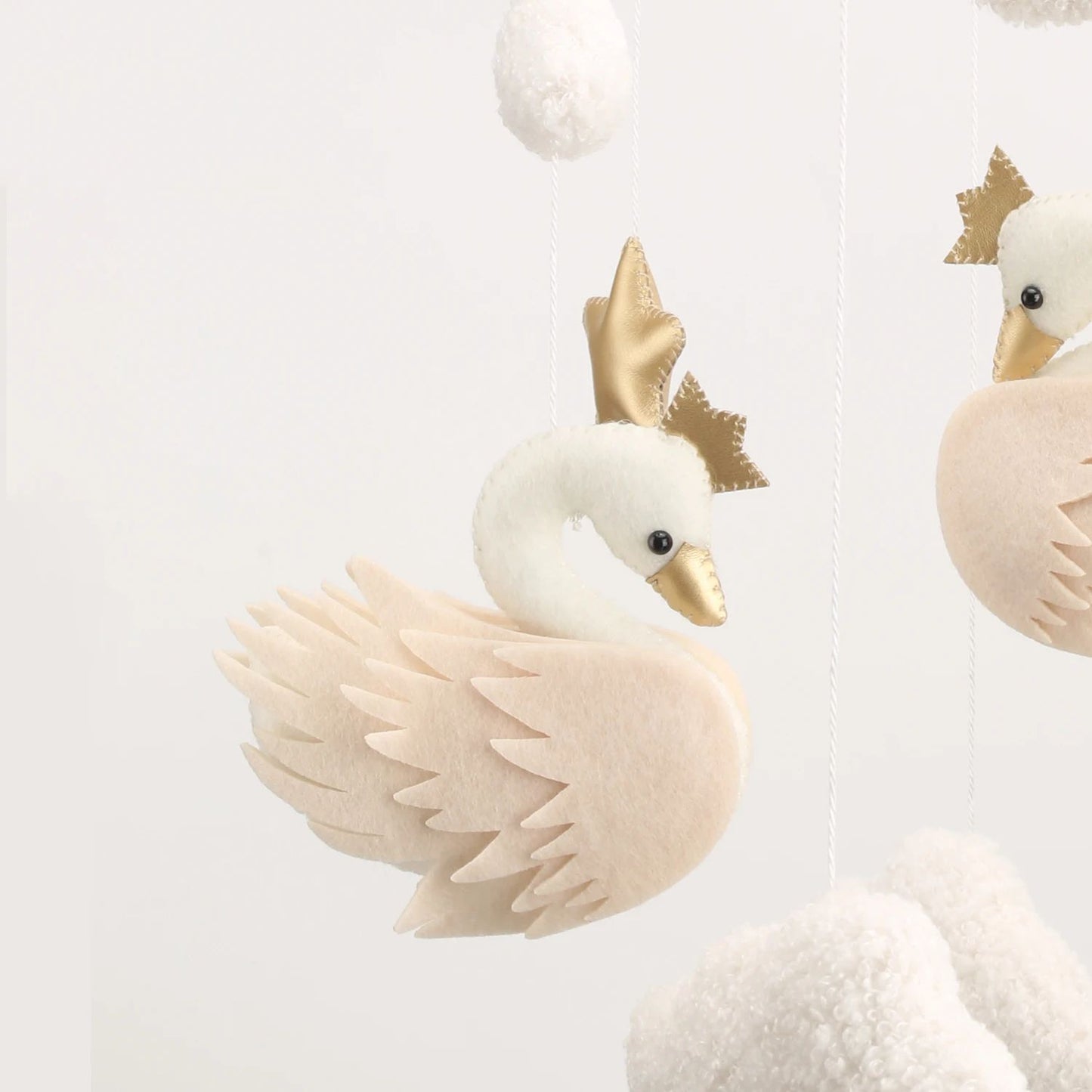 Gros plan du mobile lit bébé motif le cygne avec un cygne en tissu doux et un nuage