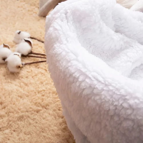 Gros plan sur la bordure douce et la texture moelleuse de la couverture bébé grise
