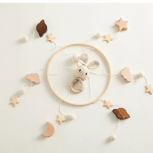 gros plan sur un mobile lit bébé lapin en bois avec lapin crochete etoiles et lunes