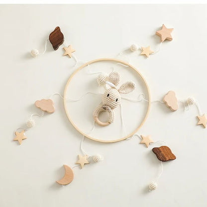 gros plan sur un mobile lit bébé lapin en bois avec lapin crochete etoiles et lunes