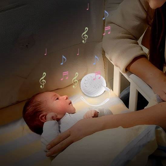 maman depose veilleuse bruit blanc a cote de son bebe avant le coucher