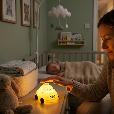 maman utilise veilleuse bebe taxi douce pour rassurer bebe avant le coucher