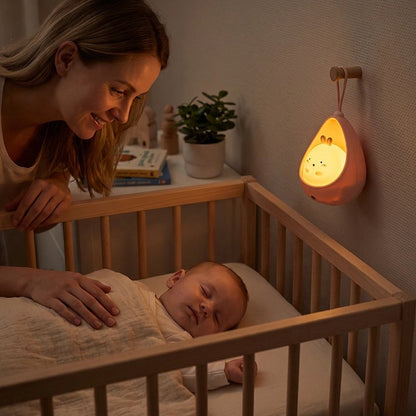 Maman veille sur son bébé endormi avec une veilleuse pour bebe lumineuse