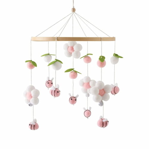 Mobile bebe abeille rose avec fleurs blanches fruits roses et abeilles suspendues en feutrine