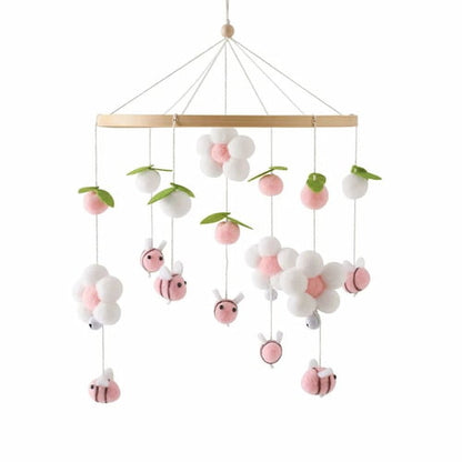 Mobile bebe abeille rose avec fleurs blanches fruits roses et abeilles suspendues en feutrine