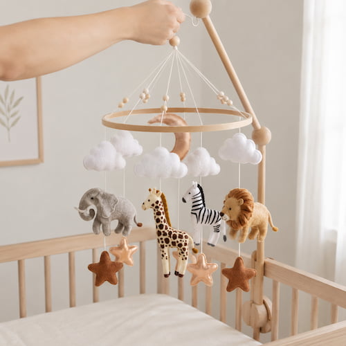 Mobile bébé animaux de la savane avec éléphant girafe zèbre lion nuages et étoiles
