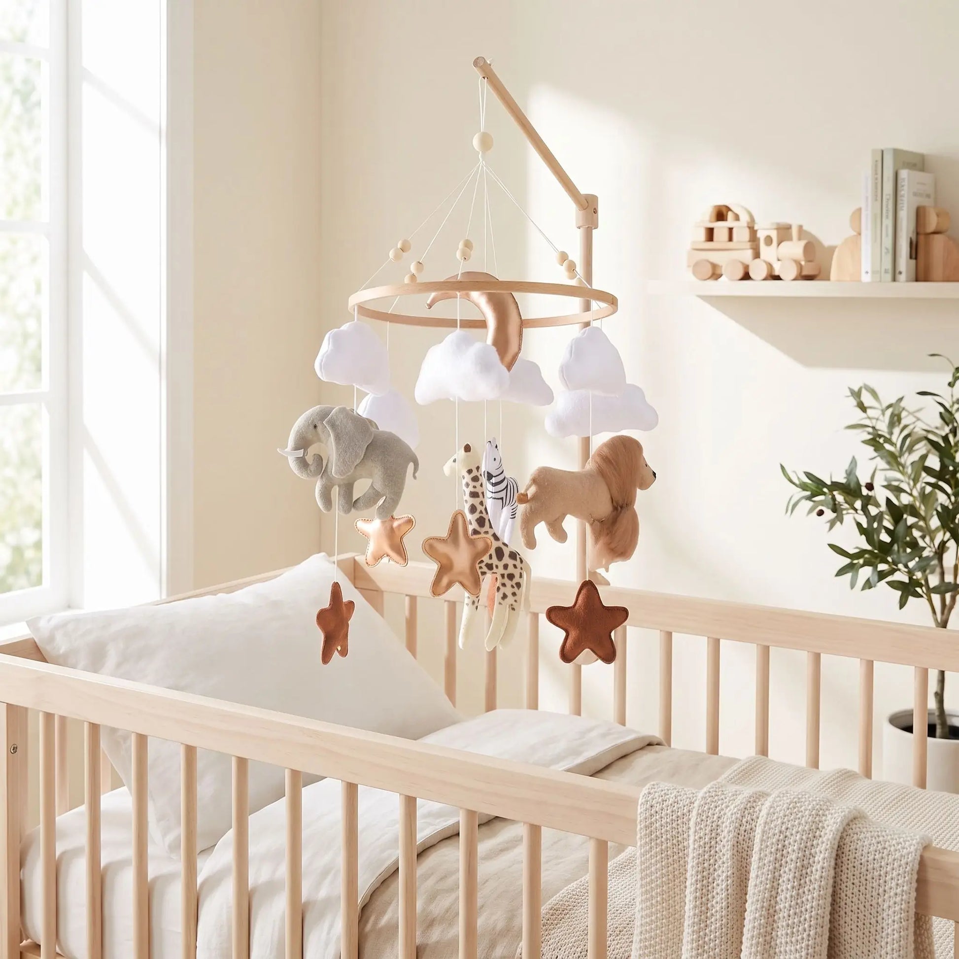 Mobile bébé animaux de la savane avec éléphant girafe zèbre lion nuages et étoiles